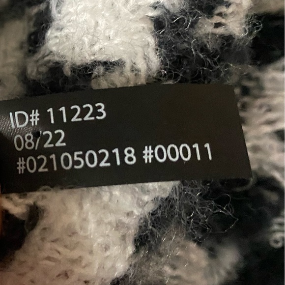 Express Houndstooth Blanket Scarf Black White Soft Fuzzy Shawl Wrap Winter - Picture 6 of 6